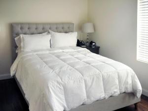 波士顿布里克套房酒店的卧室配有白色床和白色棉被