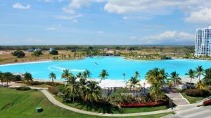 普拉亚布兰卡The Suite Playa Blanca的享有度假村游泳池的空中景致