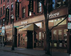 波士顿布里克套房酒店的一条街道上,一条城市街道上,有商店