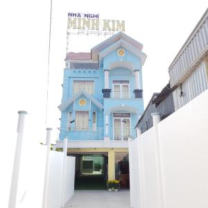 Ấp PhóMinh Kim Guesthouse的蓝色的建筑,上面有标志