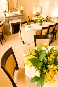 海牙怡东酒店的用餐室设有两张黄色花卉桌子