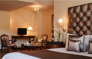 阿拉霍瓦Tagli Resort & Villas的酒店客房设有床和客厅。
