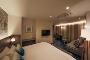 大阪心斋桥柯德酒店 的酒店客房,配有床和沙发