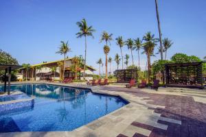 罗威那罗维纳布里茨度假村的棕榈树度假村的游泳池