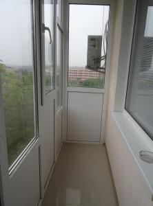 克洛佩夫尼茨基Apart Gagarina的一间空房间,设有两个窗户和浴缸