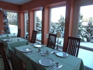 什切齐内克西亚登斯维尔科住宿加早餐旅馆的用餐室设有桌椅和窗户。