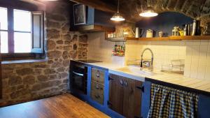 卡尔多纳La Torre Blanca的厨房配有水槽和台面