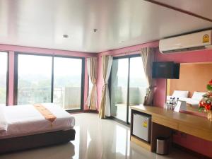 大城图布森奥哈雅酒店的一间卧室配有一张床和一张带窗户的书桌。