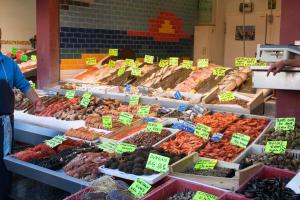 滨海图维列Les quais de Trouville的市场里有很多不同的水果和蔬菜