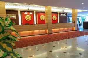 芭堤雅市中心芭提雅黄金海酒店 - SHA Extra Plus的大堂设有红色的墙壁和红色的地毯