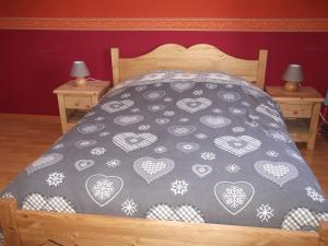 拉布雷斯菲尔姆杜老萨品酒店的一张带红心的黑白床单的床