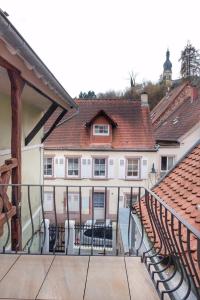 布利斯卡斯特尔Altstadt Blieskastel, Gerbergasse的前方设有椅子的建筑的阳台