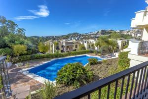 贝纳阿维斯El Balcon Del Sol的从房子的阳台上可欣赏到游泳池的景色