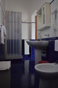斯卡莱阿B&B Scalea Rooms的一间带水槽和卫生间的浴室