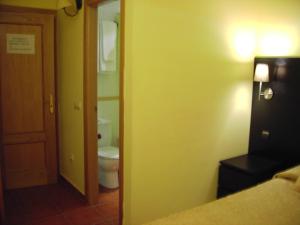 圣马丁-德尔平波Hotel Rural El Yantar de Gredos的客房设有带卫生间和门的浴室。