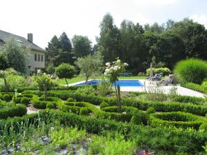 根特金雷尼尔住宿加早餐酒店的一座带游泳池的山 ⁇ 花园