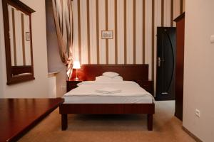 拉多姆旧市场6复古酒吧&旅馆的一间卧室配有一张带木制床头板的床
