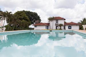 圣安东尼奥杜雷特VOA Mirante Do Café的房屋前的游泳池