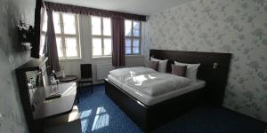 韦尼格罗德Hotel Alte Brennerei的一间小卧室,配有床和窗户