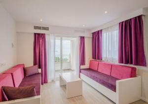 帕格拉波南特公寓酒店的客厅配有粉色和紫色家具