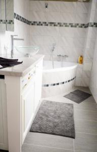 斯特拉斯堡Avenue de La Paix - L'Exclusif的白色的浴室设有浴缸和水槽。