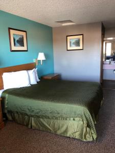Sumner萨姆纳汽车旅馆的一间卧室,卧室内配有一张大床
