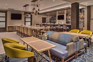 罗利罗利/达拉姆/布赖尔溪凯悦酒店的餐厅设有桌椅和沙发。