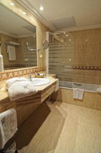 阿兰达德杜洛阿里斯酒店的浴室配有盥洗盆、镜子和浴缸