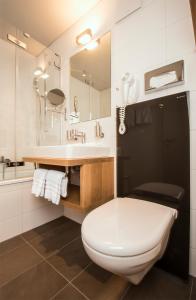 弗鲁蒂根奈西奥纳酒店的浴室配有白色卫生间和盥洗盆。