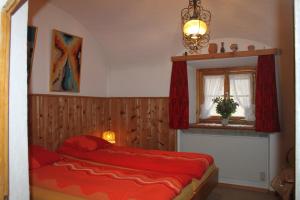 阿尔代兹Chasa Crush 117的一间卧室设有红色的床和窗户。