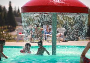 阿尔马维勒基亚图尔大坝特雷中心酒店的一群儿童在游泳池的喷泉里玩耍