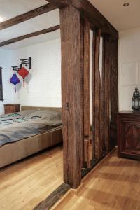 布利斯卡斯特尔Altstadt Blieskastel, Gerbergasse的一间卧室设有一张床和木梁。