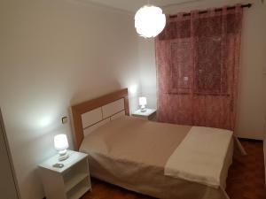 夫塞塔夫塞塔公寓的一间卧室配有一张床和两个带灯的床头柜