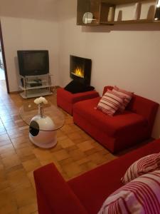 夫塞塔夫塞塔公寓的客厅配有2张红色沙发和1台电视