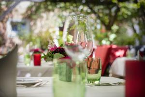 埃朗根阿尔特曼之家酒店的一张桌子上放着葡萄酒杯和鲜花