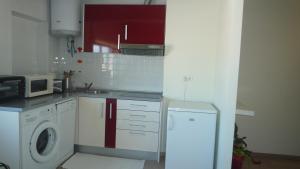 卡帕里卡海岸Casa Mar的厨房配有洗衣机和微波炉。