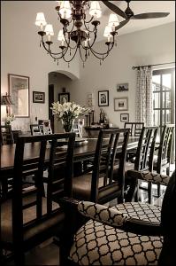 梅里达Ochenta Y Dos Bed & Breakfast & Spa的一间带桌椅和吊灯的用餐室