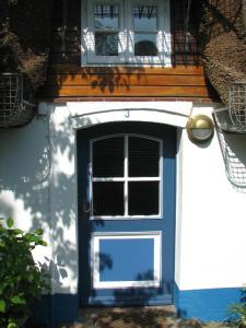 尼布卢姆Föhrer Friesenkate Ost的带有窗户的房子的蓝色门