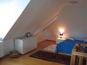 尼布卢姆Föhrer Friesenkate Ost的一间卧室配有蓝色的床和白色梳妆台