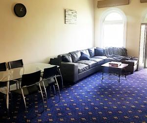温耶德码头酒店的客厅配有沙发和桌椅