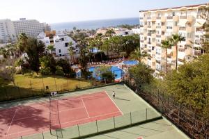 美洲海滩Las Americas Tenerife的在网球场打网球的人