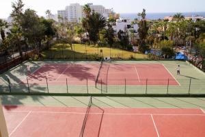 美洲海滩Las Americas Tenerife的两人在网球场打网球