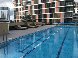 悉尼奢华全景新公寓的大楼前的大型游泳池
