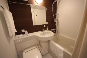 东京东京上野北千住尤班酒店的一间带水槽、卫生间和镜子的浴室