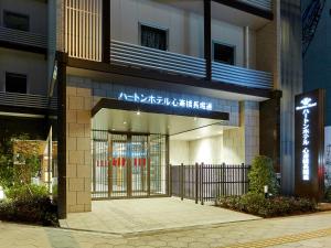 大阪哈托恩心斋桥长崛通酒店的建筑物入口,上面有标志
