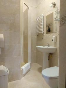 利沃夫Aparthotel NA DOBU的白色的浴室设有水槽和卫生间。