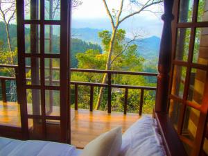 埃拉Tina Nature villa的客房设有一张床,可从窗户欣赏美景。