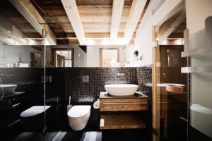 圣安东阿尔贝格加奇格公寓的浴室配有盥洗盆、卫生间和盥洗盆。