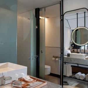 盖亚科兹摩酒店的一间浴室