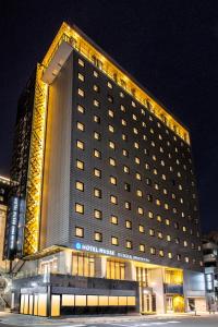 东京银座名铁穆瑟酒店(Hotel Musse Ginza Meitetsu)的一座在晚上有灯的大建筑